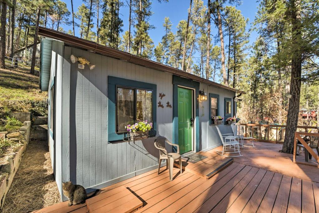 Cozy Ruidoso Cabin with Decks - 1 Mile to Downtown!